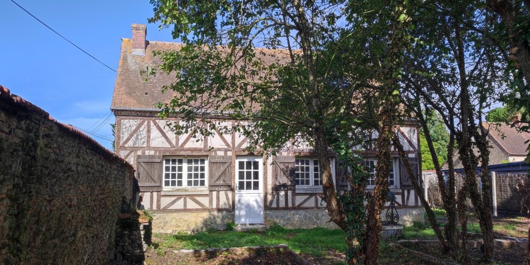 Maison F4 de 100m² sur terrain clos de 900m² à Caillouet avec deux dépendances.